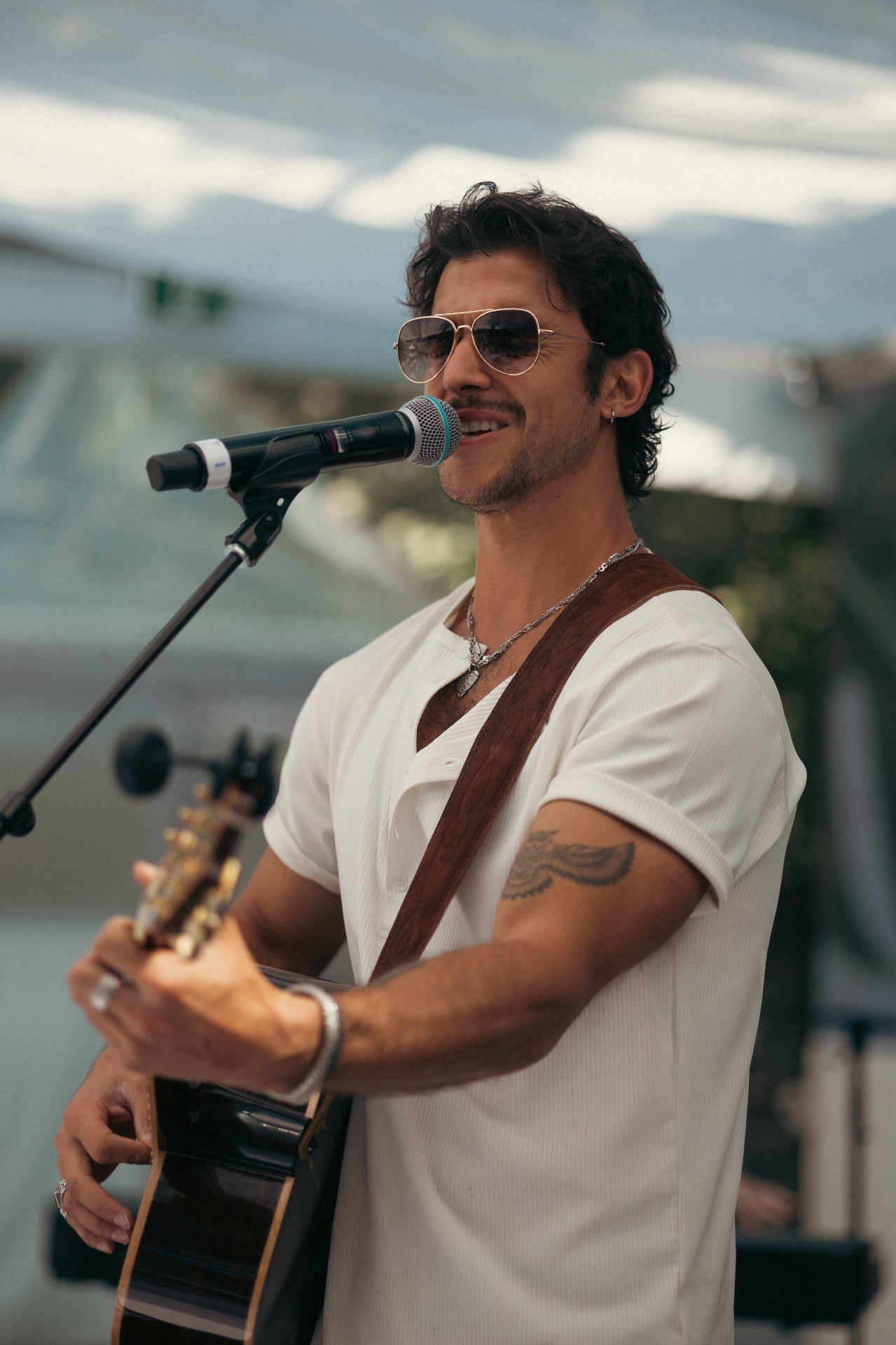 Freddy on guitar, vocals to the sky